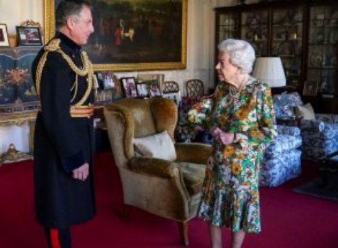 محبي الملكة اليزابيث قلقون على حياتها بعد صورة يديها